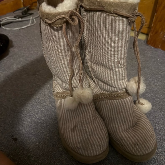 UGG Kids Tan Slippers - Picture 3 of 3